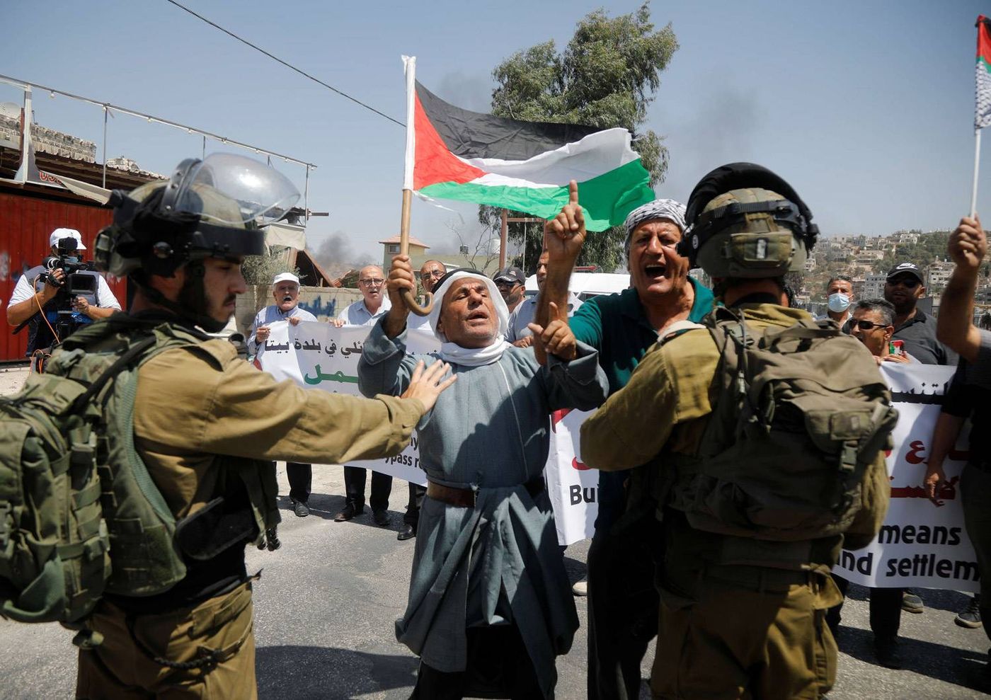 غانتس يأمر بمصادرة أموال فلسطينية تعود لعائلات الأسرى والشهداء