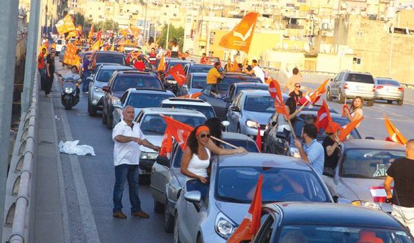 التيار: المستقبل «داعش» لبنان ويتصرف مذهبياً ويضرب حقوق المسيحيين
حزب الله: لم نقبل  بتهميش عون والاشكال واقع رغم وعد سلام بمناقشة عامة
المواكب «السيارة» نزلت الى الشارع في المناطق ومنها الى بيروت واليوم مفصلي