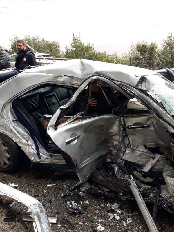 بالصور: سقوط جريحان نتيجة تصادم  على طريق عام جعيتا