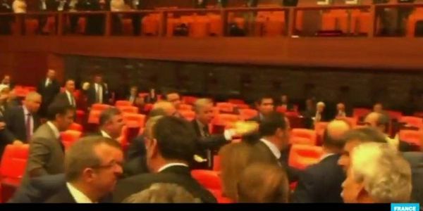 عراك وتراشق بالكراسي في البرلمان التركي بسبب تعديل الدستور