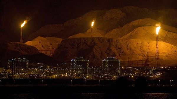 إصابة 100 عامل في حريق بمصفاة إيرانية