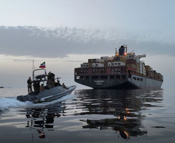 مضيق هرمز من عقدة الحرب إلى مخرج الحل