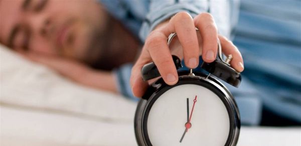 كم ساعة يحتاج الإنسان للنوم؟