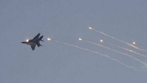 الطيران الحربي الإسرائيلي يحلق على علو منخفض فوق قرى جنوب لبنان
