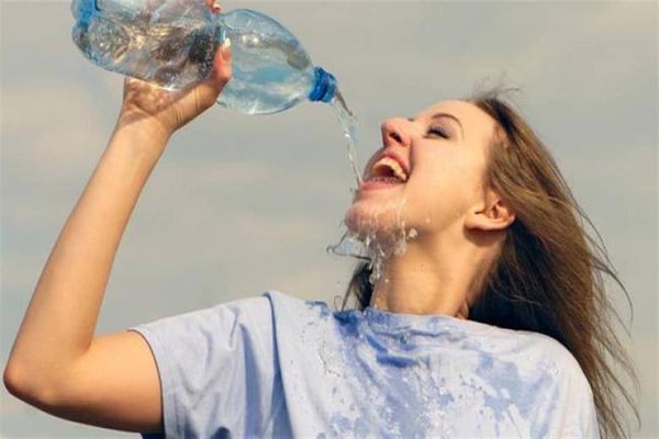 لكل من يشرب اكثر من 3 لترات من المياه... هذا ما عليك معرفته!