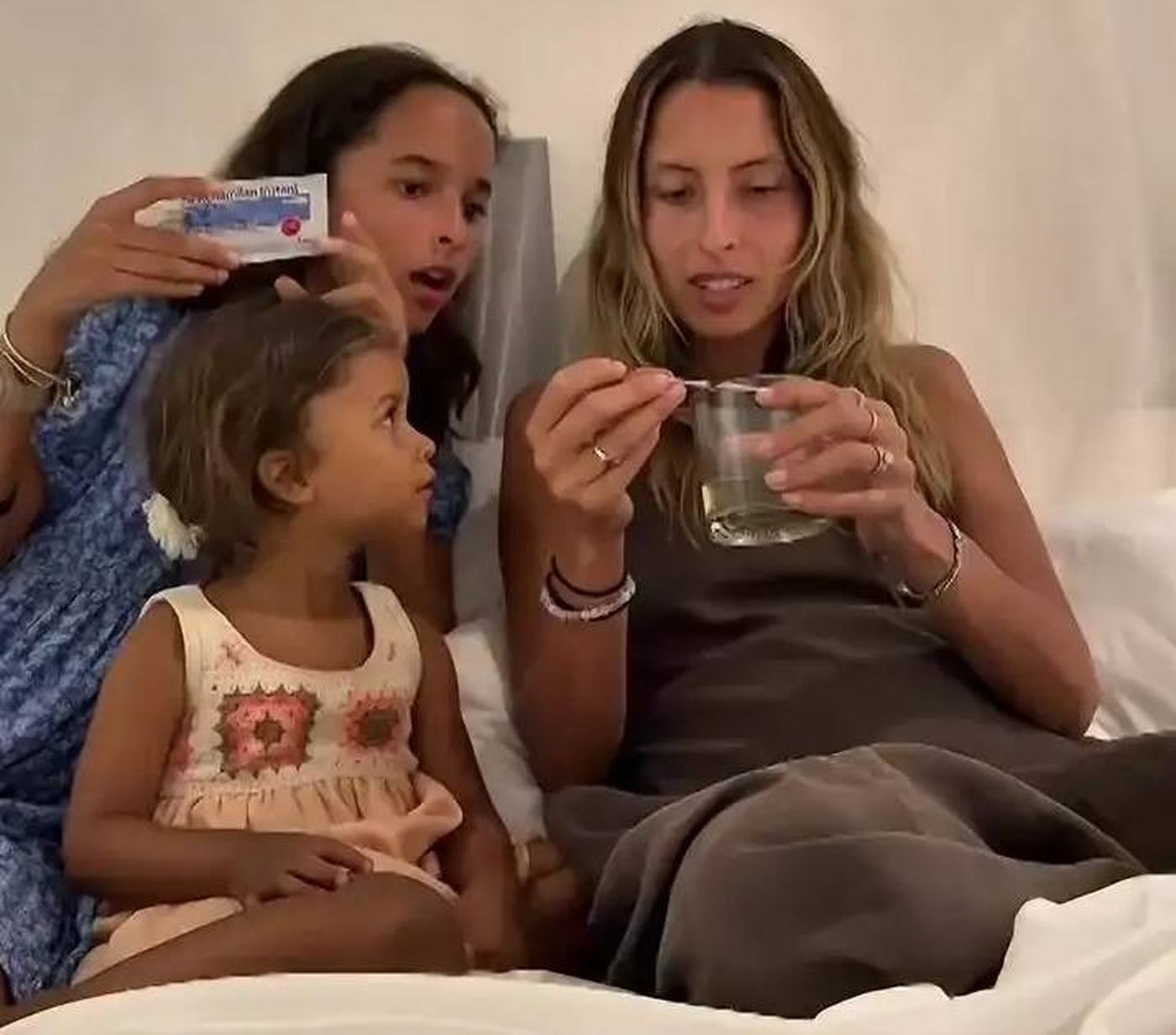 أرملة لاعب مانشستر يونايتد حامل بعد عام من وفاته