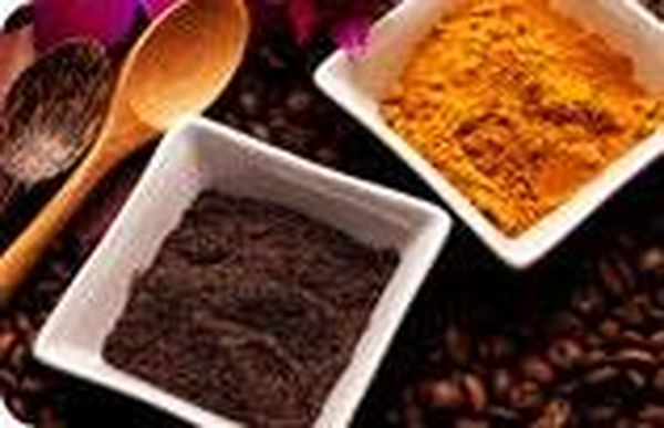 الكركم والقهوة للتخلص من السيلوليت والبقع الداكنة في الجسم