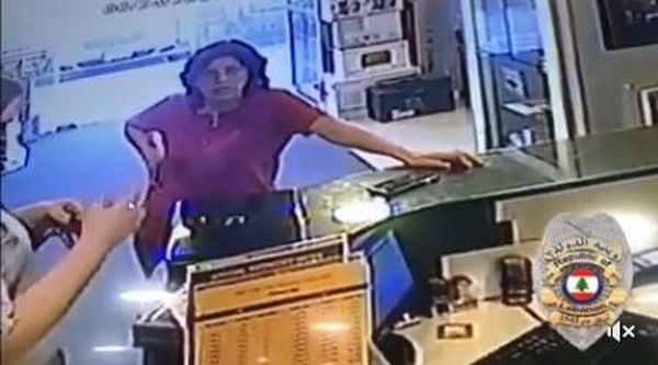 بالفيديو: على عينك يا تاجر.. سيدة تسرق متجرا أمام صاحبه