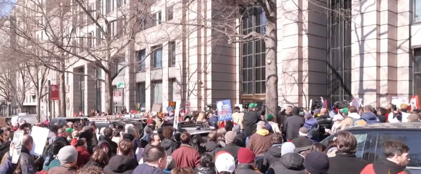 احتجاجات أمام مقر 