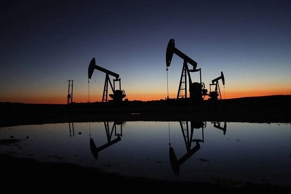 العقود الآجلة لخام برنت ترتفع بنسبة 3.86% إلى أكثر من 103 دولارات للبرميل عند التسوية.