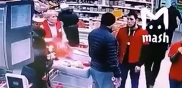 زبونٌ يهين موظّفة.. فلقّنه زميلها درساً قاسياً!