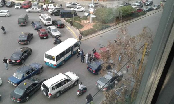 بالصور: إشكال وتضارب بالأيدي في "الأونيسكو".. بسبب عبور الطريق!