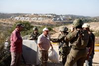 الاحتلال يعتدي على 5 فلسطينيين ويشدد إجراءاته في الضفة