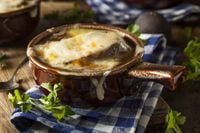 إليكم طريقة تحضير شوربة البصل الفرنسية