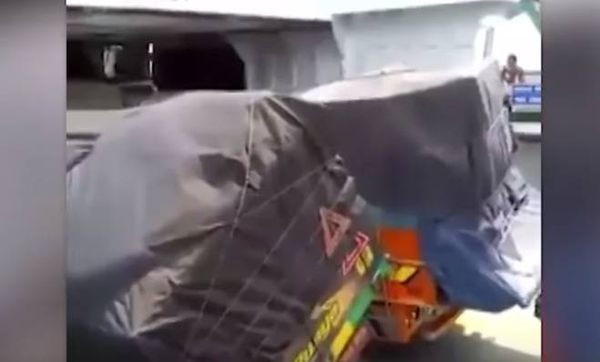 بالفيديو.. أمواج عاتية كادت تقلب شاحنات على متن قارب!