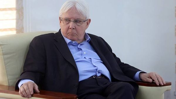 رغم أنباء عن مقاطعة هادي وحكومته لغريفيث.. وزير خارجيته يجتمع معه في الرياض