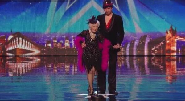 بالفيديو-عجوز ترقص وتبهر لجنة التحكيم... والعالم! 