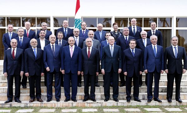 نجح الرئيس سليمان بالضغط مع سلام لتشكيل حكومة جامعة...
عمل الحكومة الجديدة ونجاحها دونه صعوبات كبيرة لان التناقضات كثيرة