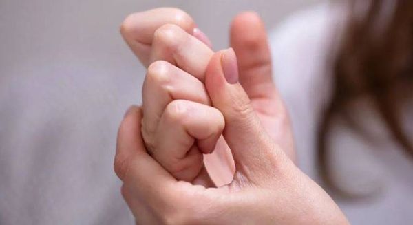 فرقعة الأصابع.. دراسة تحسم الجدل وتكشف النتائج