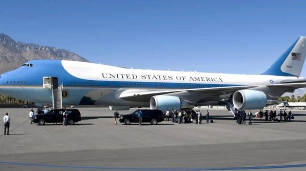 طائرة الرئيس تواجه عطلاً كهربائياً… ترامب يعود وينطلق مجدداً