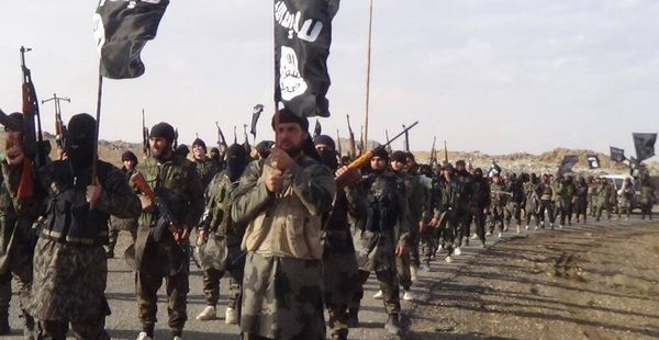 قائد “الحشد الشعبي” يكشف عن قيام امريكا بإجلاء قادة “داعش” في العراق