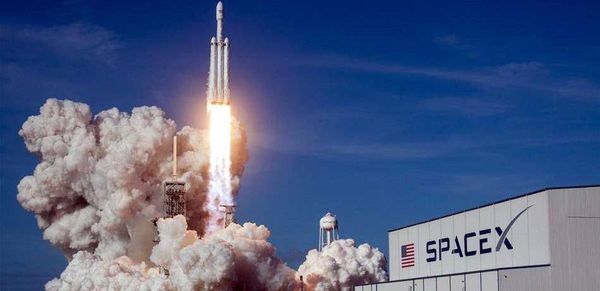 "SpaceX" تطلق أول أقمار صناعية لإنشاء شبكة إنترنت عالية السرعة