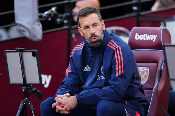 يوروبا ليغ... نيستلروي يحلم بترك بصمة أوروبية قبل الرحيل