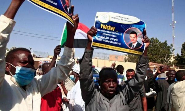 السودان: المئات يتظاهرون للمطالبة بطرد رئيس بعثة الأمم المتحدة