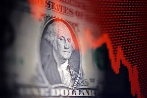 الدولار يتراجع بعد تهديدات ترامب بفرض رسوم جمركية على أوروبا