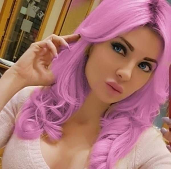 بالصور.. ميريام كلينك بالمايوه الزهري على شاطئ البحر