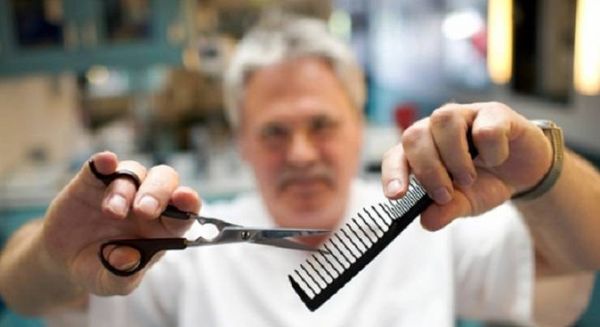 دخل طفل للحلاق فهمس الحلاق لرجل: "هذا اغبى طفل في العالم " وسأثبت لك!