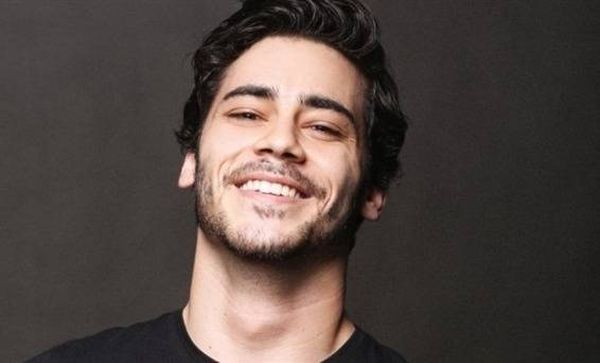 بالصور.. فتاة عربية تعرض الزواج على ممثل تركي بطريقة غريبة