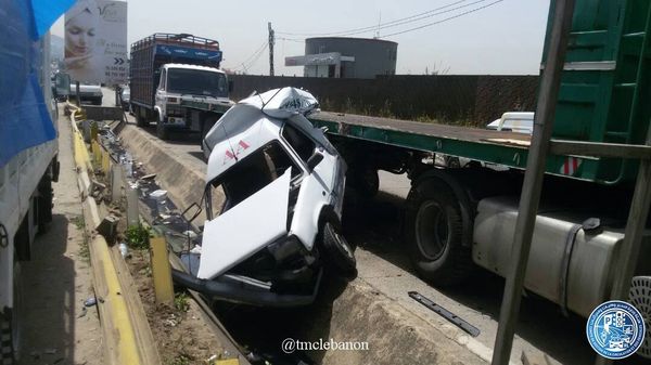 جريح نتيجة تصادم بين شاحنة ومركبة على اوتوستراد حالات باتجاه بيروت و حركة المرور طبيعية في المحلة (التحكم المروري)