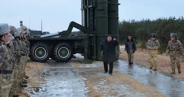 زعيم كوريا الشمالية يشرف على اختبار صواريخ بعيدة المدى