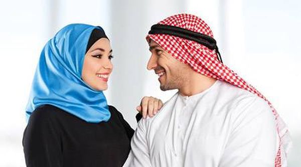 هل يفضل الرجل العربي المرأة بالمكياج أم بالطلة الطبيعية؟