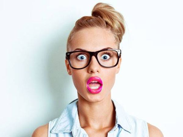 بالصورة: إمرأة تعجب برجل.. هذا ما فعلته بسيارته!