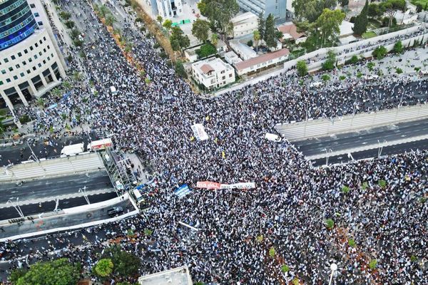 شوارع «إسرائيل» تشتعل بين الرافضين للتعديلات القضائيّة والمؤيّدين لها
رئيس الأركان يُحذر من «خطر يُهدّد بقاء بلاده في المنطقة»