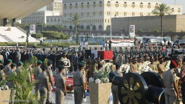 في سابقة تاريخية.. جنازة عسكرية لجيهان السادات