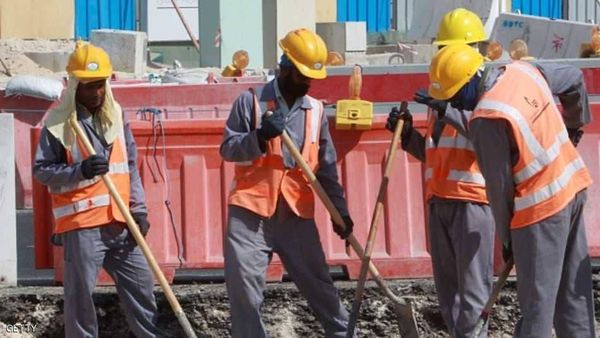 شهادات "مروعة" لعمال في قطر.. لا رواتب وأكل دجاج فاسد