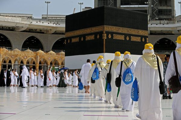 الحجاج يتوافدون إلى منى لقضاء يوم التروية