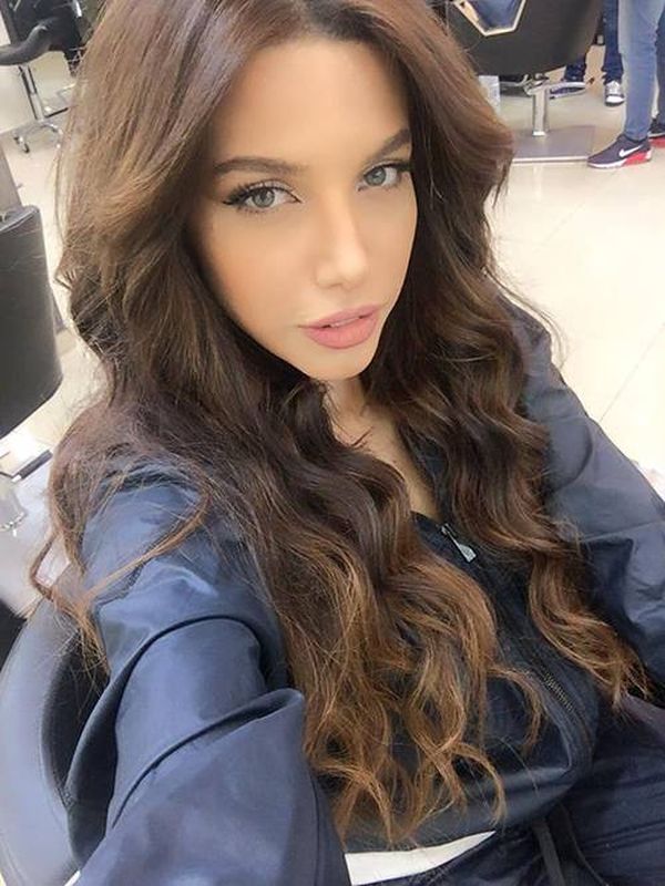 بالصور .. هل تذكرون مغنية "انا دانا انا دندن"؟ شاهدوا كيف أصبحت مع ابنيها!