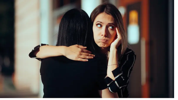 إشارات لفظية شائعة قد تفضح الكاذب المحترف بسهولة