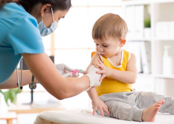 الولايات المتحدة تقلّص عدد اللقاحات الموصى بها للأطفال