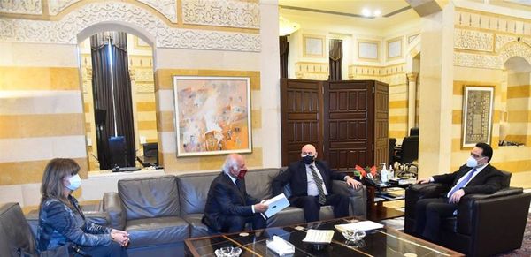 دياب استقبل حب الله وصناعيين وبحث معهم في تصنيع لقاحات في لبنان