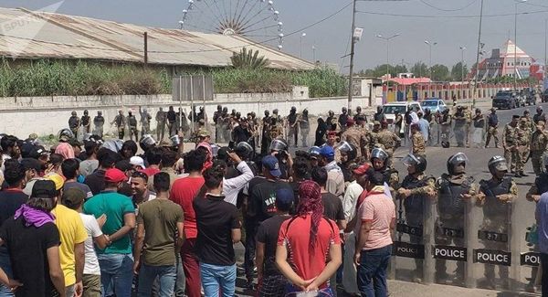 العراق... إصابات واعتقالات بصفوف متظاهرين مطالبين بتحسين الخدمات بالبصرة