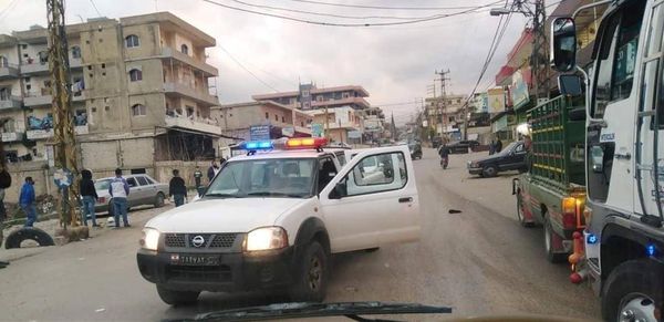 وسط زحمة السير.. سجينان يهربان من سيارة قوى الأمن!