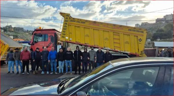 سائقو شاحنات اعتصموا عند مفرق برجا.. وهذا ما طالبوه من الداخلية