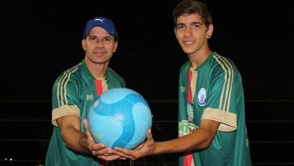 لاعب كرة قدم يعود الى الملاعب بعمر 49 سنة