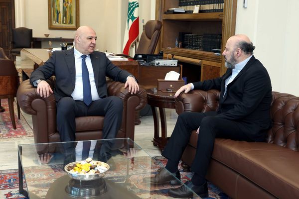 التقى نواباً ورياشي موفداً من جعجع
رئيس الجمهوريّة التقى وزيريِ الطاقة والصناعة
وعرض معهما أوضاع وزارتيهما والمشاريع التي يعملان عليها