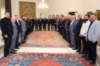 عرض مع قائد الجيش التحضيرات الجارية لزيارته المرتقبة إلى واشنطن
رئيس الحمهورية التقى رؤساء بلديات القرى الحدودية الجنوبيّة وعائلة النقيب شكر:
إعادة الاعمار في صدارة أولوياتي... وملف الأسرى أحمله معي الى المحافل الدوليّة